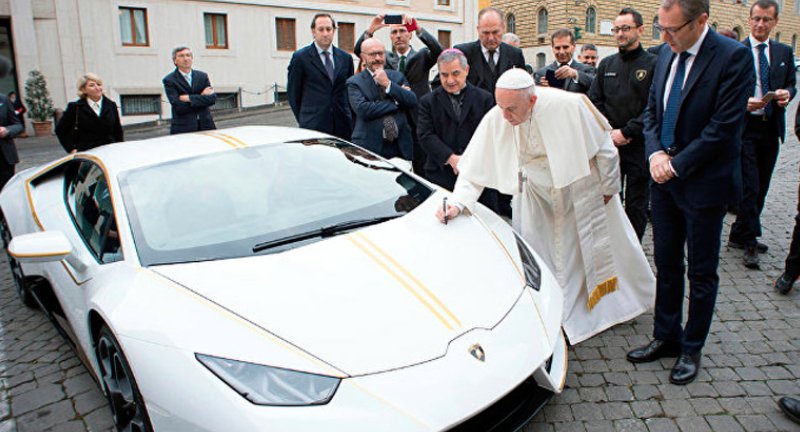 Папе Римскому подарили Lamborghini